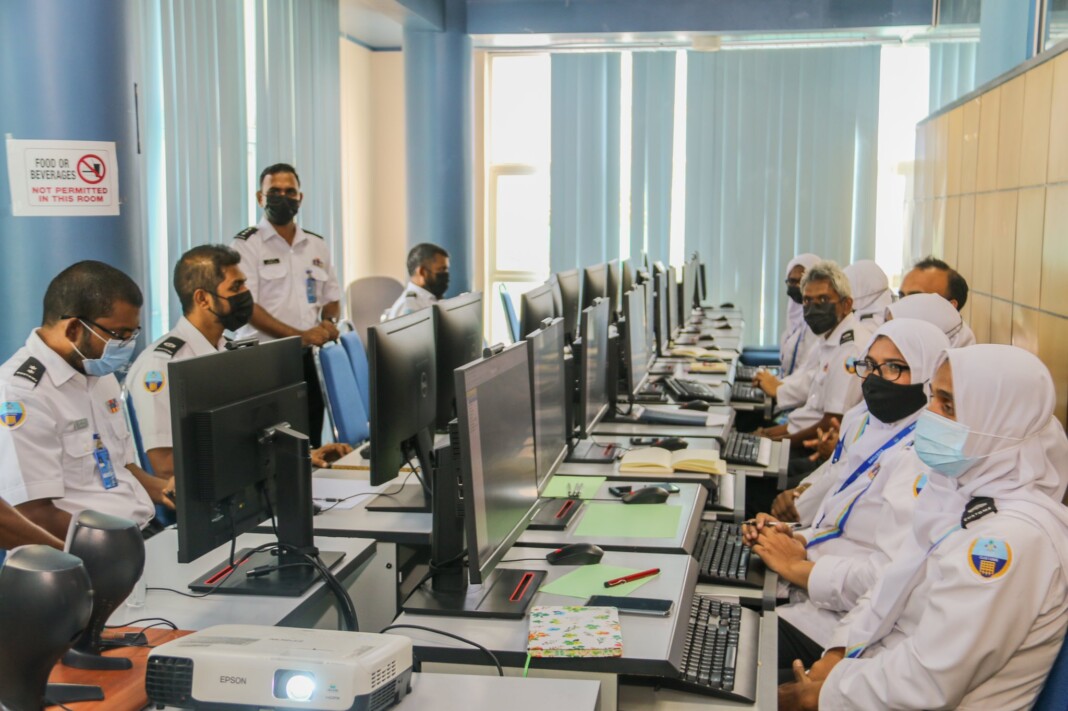 ކަސްޓަމްސްގެ މުވައްޒަފުންތަކެއް މަސައްކަތުގައި (ފައިލްފޮޓޯ)